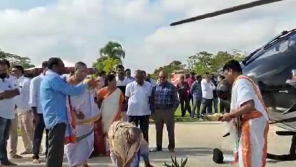 Pics: 47.2 करोड़ का हेलीकॉप्टर लेकर यादाद्री मंदिर पहुंच गया 'भक्त', कराई भव्य पूजा