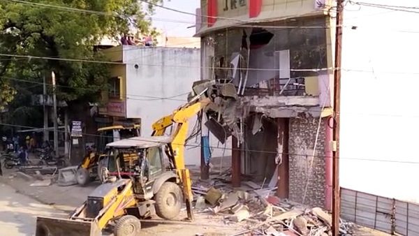 Sagar: हत्यारे भाजपा नेता की होटल पर चला बुल्डोजर, जीप से कुचलकर की थी हत्या