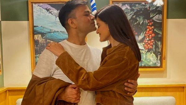 IPS Navjot Simi को जन्‍मदिन पर Kiss करते नजर आए पति IAS तुषार सिंगला, जानिए इनकी प्रेम कहानी