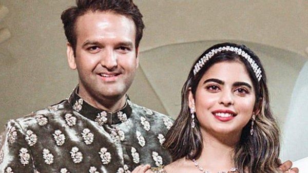 Photos: जुड़वा बच्चों के साथ मुंबई पहुंचीं ईशा अंबानी, ऐसे किया गया ग्रैंड वेलकम