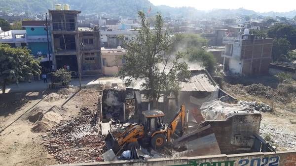 Jabalpur News: फिर गरजा माफियाओं के ठिकानों पर बुलडोजर, करोड़ों की जमीन हुई कब्ज़ा मुक्त