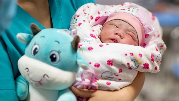 बच्चा पैदा करने पर 5 लाख येन दे रही जापान सरकार, शादी करने पर भी होंगे मालामाल