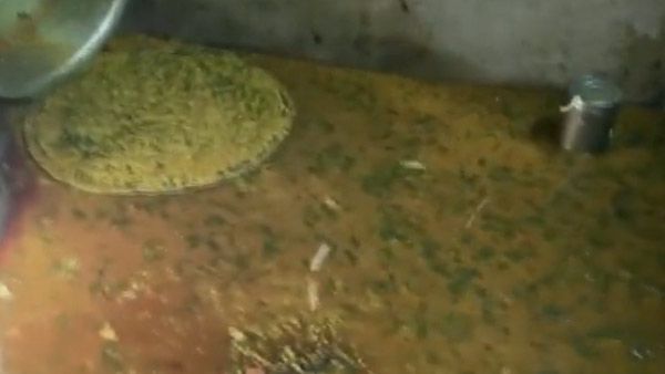 Jaunpur News: अध्यापिका को रसोइए पर आया गुस्सा, फेंक दी एमडीएम और भूखे रह गए मासूम
