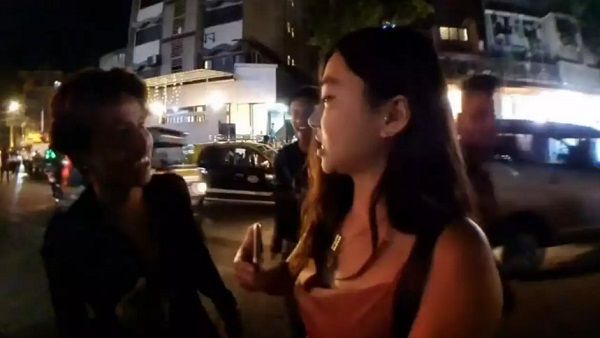 'जबरन हाथ पकड़ा, kiss करने लगा', मुंबई में कोरियाई YouTuber के साथ छेड़खानी, वायरल हुआ वीडियो