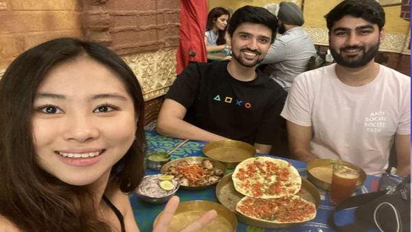 Video:छेड़छाड़ से बचाने वाले दो लड़कों को कोरियाई YouTuber गर्ल ने स्‍पेशल अंदाज में कहा Thankyou