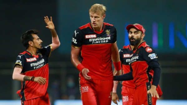 IPL Auction 2023: 15 करोड़ के गेंदबाज को चेन्नई ने 1 करोड़ रुपए में खरीदा, RCB ने किया था रिलीज