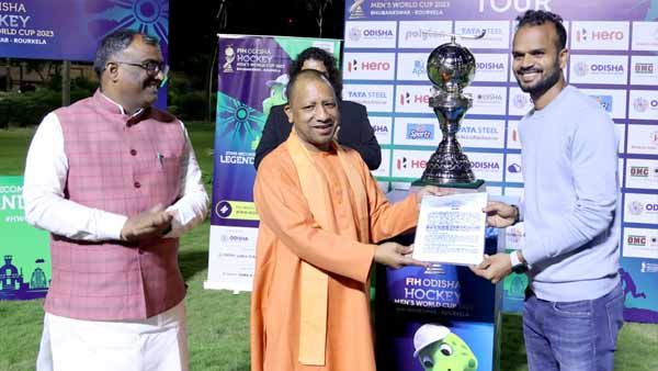 International Hockey Player ललित बने यूपी पुलिस में डीएसपी, सीएम योगी ने दिया नियुक्ति पत्र