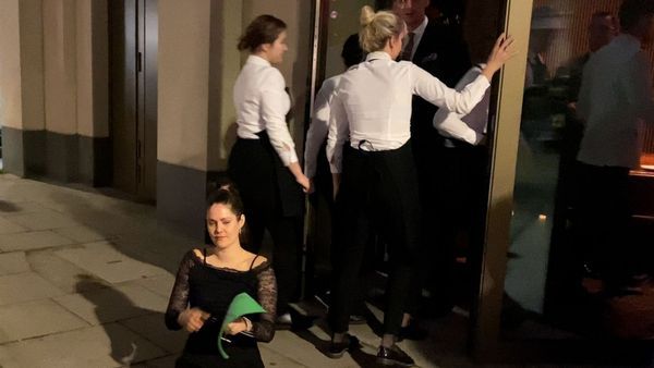 लंदन में वेज बनाम नॉन वेज की लड़ाईः रेस्त्रां में मीट परोसने से रोकने पर स्टाफ ने महिला को बाहर फेंका