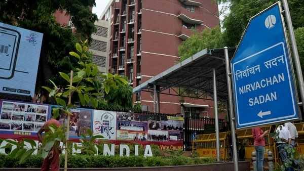 Mainpuri Lok Sabha Bypolls : 6 पुलिसकर्मियों पर गिरी गाज, EC के निर्देशों का उल्लंघन करने के दोषी