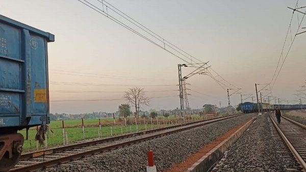 Sagar: कोयले से भरी मालगाड़ी की कपलिंग टूटी, एक हिस्सा धड़धड़ाते आगे निकल गया