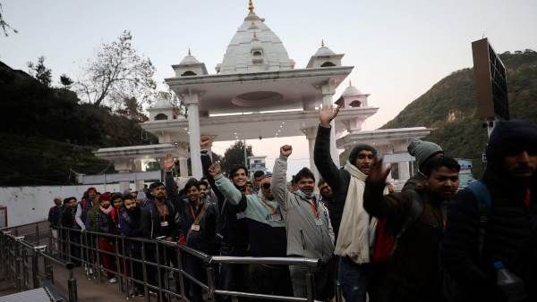 Mata Vaishno Devi: नए साल पर माता वैष्णो देवी मंदिर में उमड़ी श्रद्धालुओं की भारी भीड़