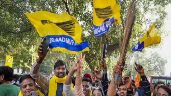 MCD Election 2022: 'रिंकिया के पापा...' AAP कार्यकर्ताओं ने लगाए मनोज तिवारी के गाने पर ठुमके, Video