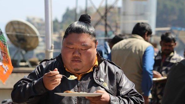 नागालैंड के मंत्री Temjen Imna की डिस्क्लेमर वाली तस्वीर, यूजर्स बोले- आपके स्टंट से सब दंग