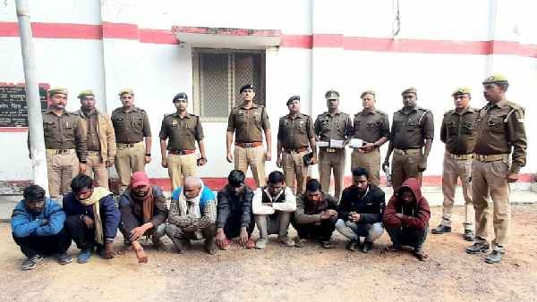 Mirzapur: नकली सोना बेचकर खरीददार को लगा दिए चूना, 9 शातिर अभियुक्तों को पुलिस ने किया गिरफ्तार