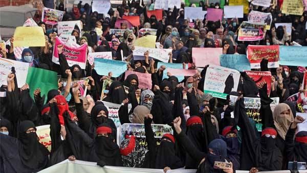 Anti-hijab protests: ईरान के घरों में मौजूद मोरल पुलिसिंग का खात्मा एक दिन में नहीं हो सकता