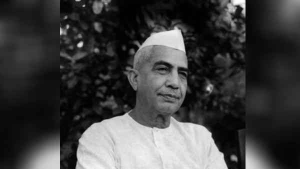 कौन थे पूर्व पीएम Chaudhary Charan Singh जिन्होंने हमेशा किया भाई-भतीजावाद व भ्रष्टाचार का विरोध