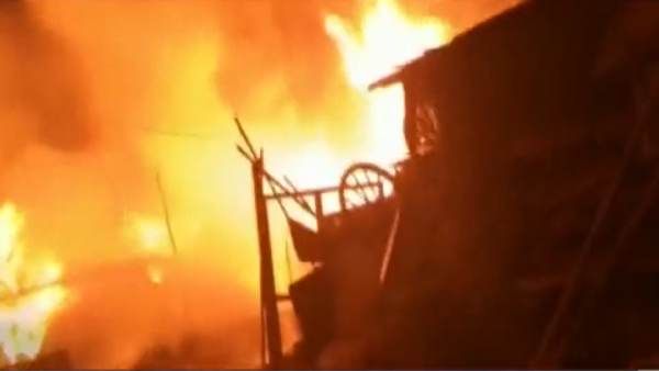 NOIDA Sector 93 के स्लम एरिया में लगी भीषण आग