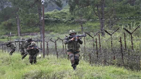 J&K: उरी में आतंकियों की बड़ी साजिश नाकाम, 'गुफा' के अंदर मिले ग्रेनेड और कई पिस्टल