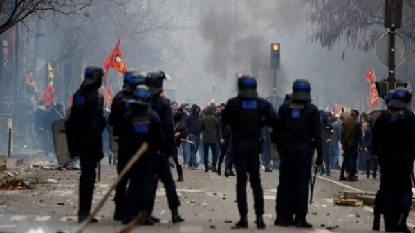 Paris shooting: पेरिस में 3 लोगों की हत्या के बाद प्रदर्शन, पुलिस और कुर्दों के बीच जानलेवा झड़प