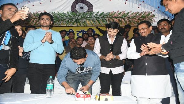 क्रिकेटर पीयूष चावला ने सागर में मनाया जन्मदिन, नमन ओझा के साथ काटा केक