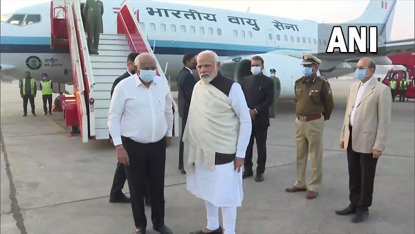 Heeraben Modi Passes Away: अहमदाबाद पहुंचे पीएम मोदी, आज के अपने कार्यक्रम नहीं करेंगे रद्द
