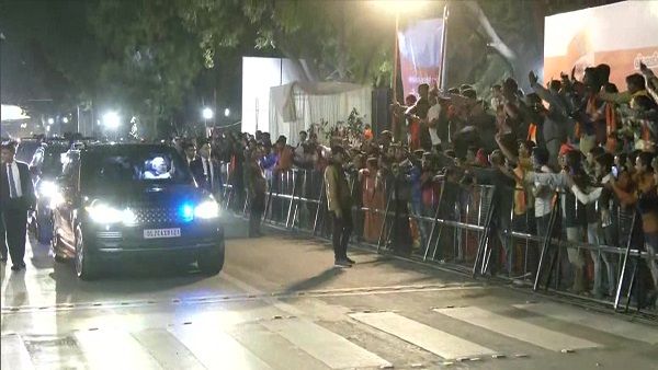 शपथ ग्रहण समारोह के लिए गुजरात पहुंचे पीएम मोदी, रोड शो में उमड़ी लोगों की भारी भीड़