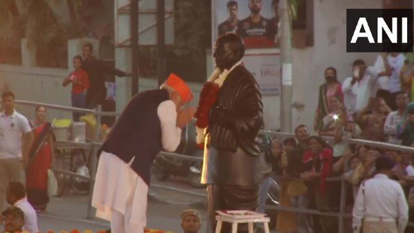 Gujarat: पीएम मोदी का अहमदाबाद में लंबा 'रोड शो', सरदार बल्लभभाई को दी श्रद्धांजलि, उमड़ा भारी जन सैलाब