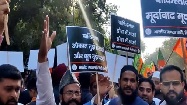 बीजेपी ने घेरा पाकिस्तान उच्चायोग, बिलावल भुट्टो ने PM मोदी पर दिया था विवादित बयान