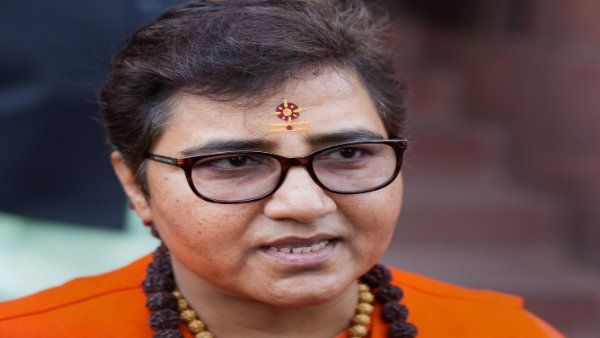 Pragya Thakur: सांसद प्रज्ञा ठाकुर के विवादित बोल, कहा- सब्जी वाला ही सही, पर घरों में रखें तेज धार का चाकू