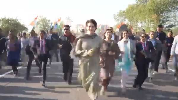 Bharat Jodo Yatra में प्रियंका गांधी ने कार्यकर्ताओं के साथ लगाई दौड़, Video हो रहा वायरल
