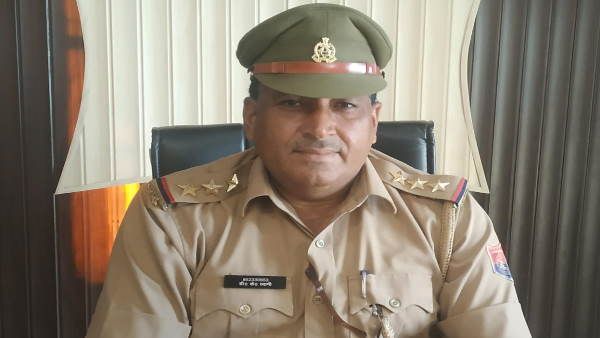 Baghpat : आशिक़ मिजाज़ी में थानेदार पर गिरी गाज, महिला कांस्टेबल को 'आई लव यू' बोलने पर सस्पेंड