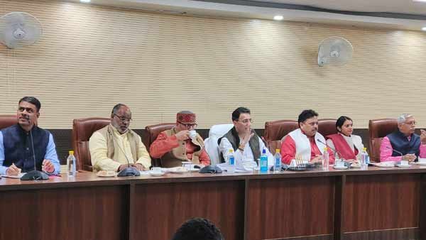 सड़कों के निर्माण कार्य के दौरान विभागीय अभियंता जेई व एई मौके पर अवश्य मौजूद रहें-लोनिवि मंत्री जितिन प्रसाद