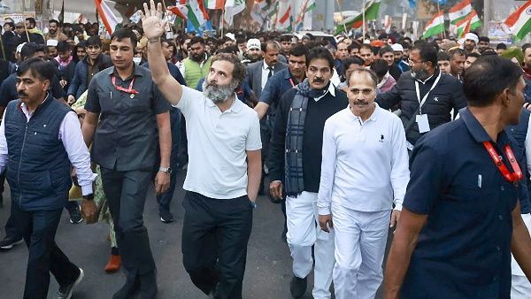 कांग्रेस का आरोप-राहुल गांधी से बातचीत करने वाले यात्रियों की पूछताछ कर रही है IB, केस कराया दर्ज