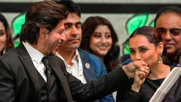 Kolkata Film Festival के स्‍टेज पर रानी मुखर्जी ने प्‍यार से चूमा शाहरुख खान का हाथ, याद आई 