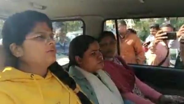 Rewa news : लोकायुक्त ने जनपद CEO मैडम व बड़े बाबू को 6500 रुपये की रिश्वत लेते रंगेहाथ गिरफ्तार किया