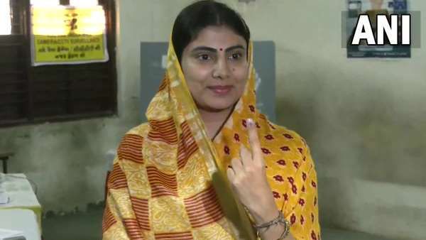 Gujarat Elections: राजकोट में डाला Rivaba Jadeja ने अपना वोट, कहा- 145 सीटें जीतेगी भाजपा