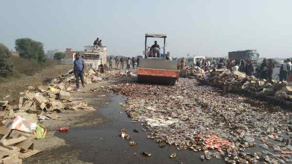 Chandauli : लाखों की शराब पर चल गया रोड रोलर, तस्करों में यूपी पुलिस का बैठा खौफ