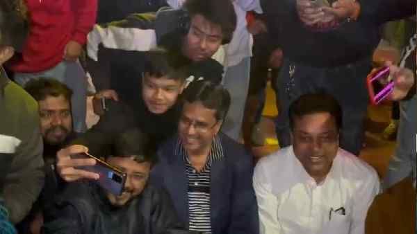 त्रिपुरा के सीएम माणिक साहा प्रोटोकॉल तोड़कर, कैसे खुद ड्राइव कर फुटबॉल फैंस के बीच पहुंचे, देखिए Video