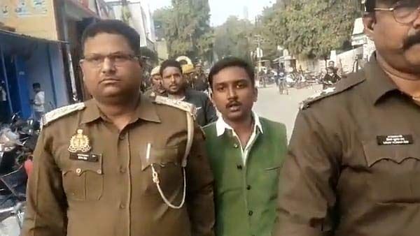 Mirzapur: सपा के छात्र नेता की अजीबोगरीब मांग, लोग बोले- ये तो 'मुन्ना भईया' को भी करेगा फेल