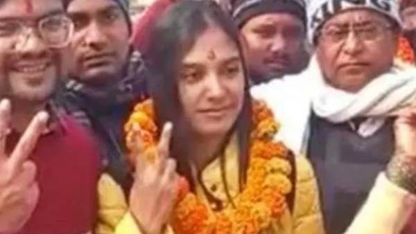 21 साल की सन्नू कुमारी के बिहार में चर्चे, 5 बार के MP की पत्नी को निकाय चुनाव में हराया