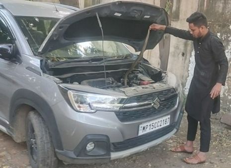 अफसर की कार में सांप! मचा हड़कंप, इंजन से लिपटकर बैठे थे नागराज