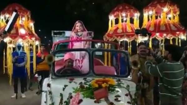 रॉयल कार में कुछ यूं सज-धज कर निकली बेटी की बारात, लाडली ने पूरा किया मां-बाप का सपना