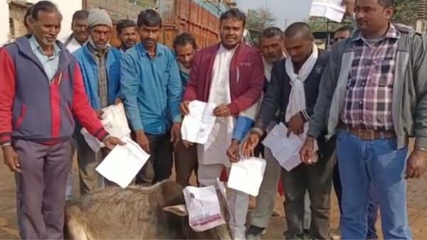 Satna News : विरोध जो हैरान कर दे, बिजली समस्या को लेकर किसानों ने बैल को सौंपा ज्ञापन