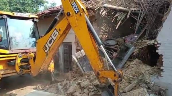 Satna news : दुष्कर्म और हत्या के आरोपी के घर में चला बुलडोजर,पड़ोसी से बदला लेने के लिए शैतान बना शख्स