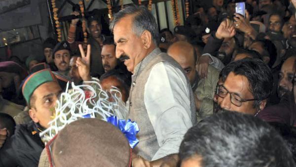 हिमाचल: 2 दशक बाद 'राजपरिवार' को नहीं मिली कमान, ड्राइवर के बेटे और दूध बचने वाले सुखविंदर सुक्खू बने CM