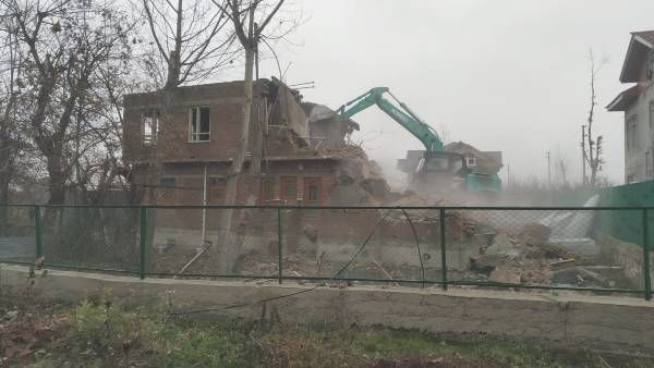 Jammu Kashmir: आतंकी आशिक नेंगरू के घर पर चला बुलडोजर, किया जमींदोज