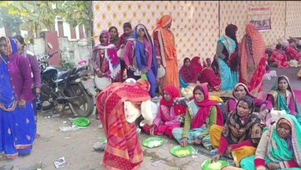 Umaria News : बच्चों को भोजन परोसने वाली रसोइयों की कलेक्ट्रेट में सजी रसोई, मानदेय बढ़ाने की मांग