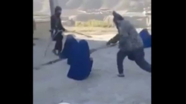 VIDEO: तालिबान ने महिलाओं को बीच सड़क पर मारे कोड़े, घर से अकेले निकलने पर दी सजा