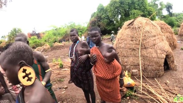 ये है दुनिया की सबसे खूंखार जनजाति, शौक में ले लेते हैं जान, महिलाओं के होंठ काटकर बना देते हैं बदसूरत