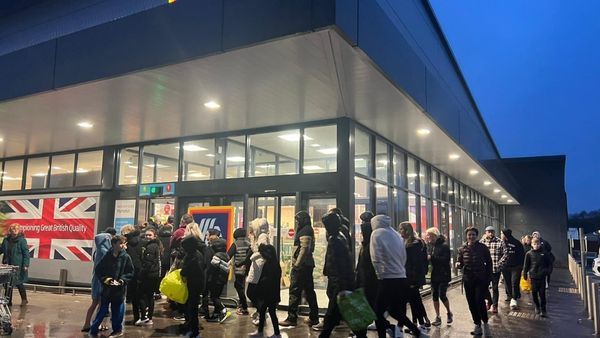 UK में इस एनर्जी ड्रिंक को खरीदने के लिए क्यों हो रही है मारामारी? लड़ने को तैयार लोग, 10 लाख हुआ दाम